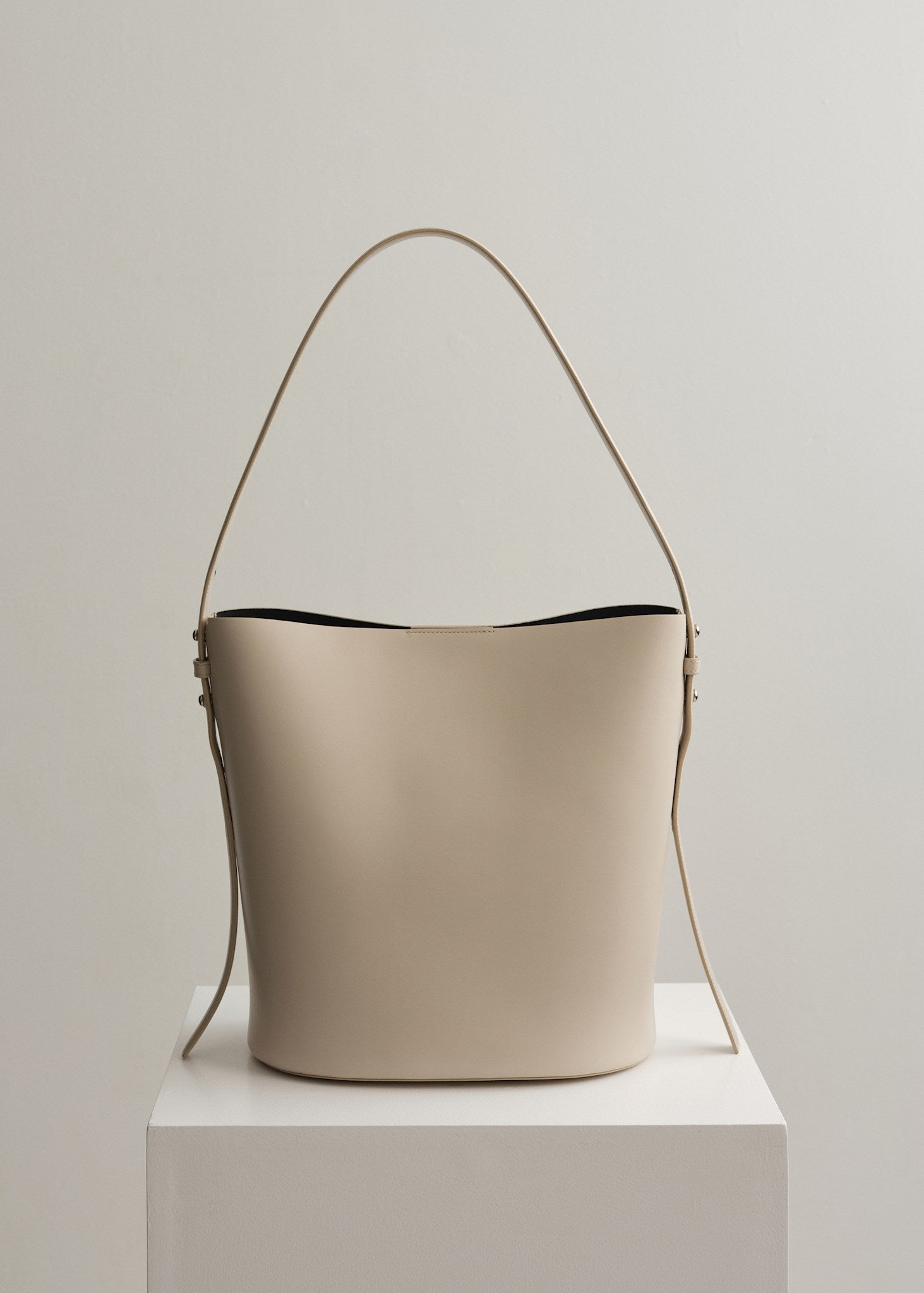 LEO BUCKET BAG - CEMENT VITELLO