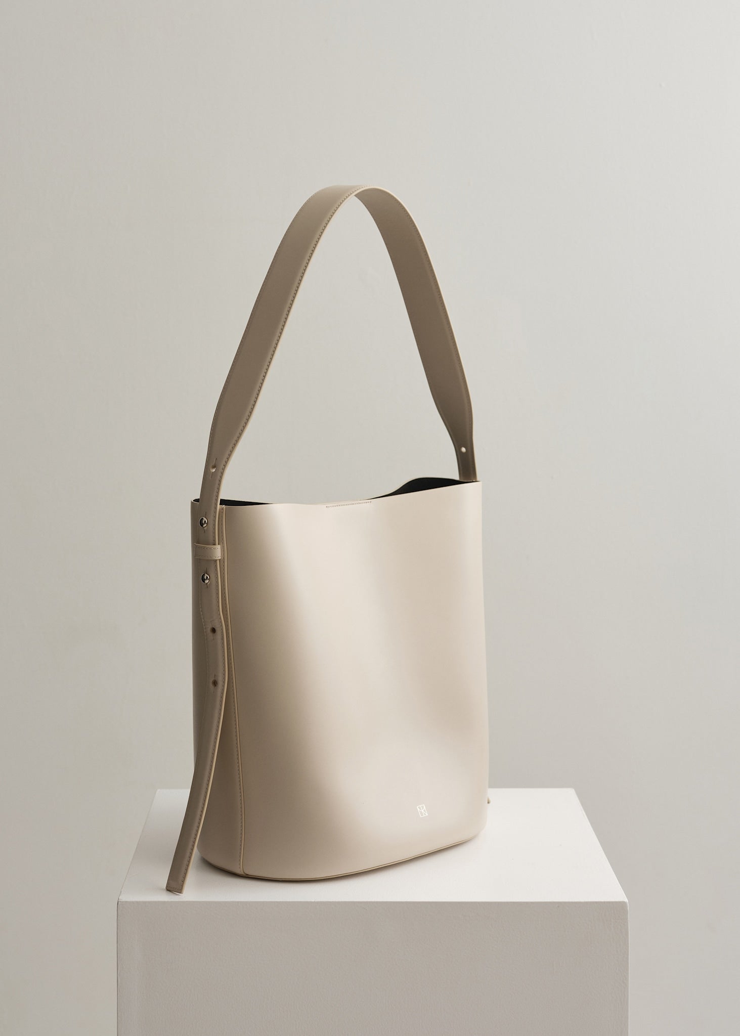 LEO BUCKET BAG - CEMENT VITELLO