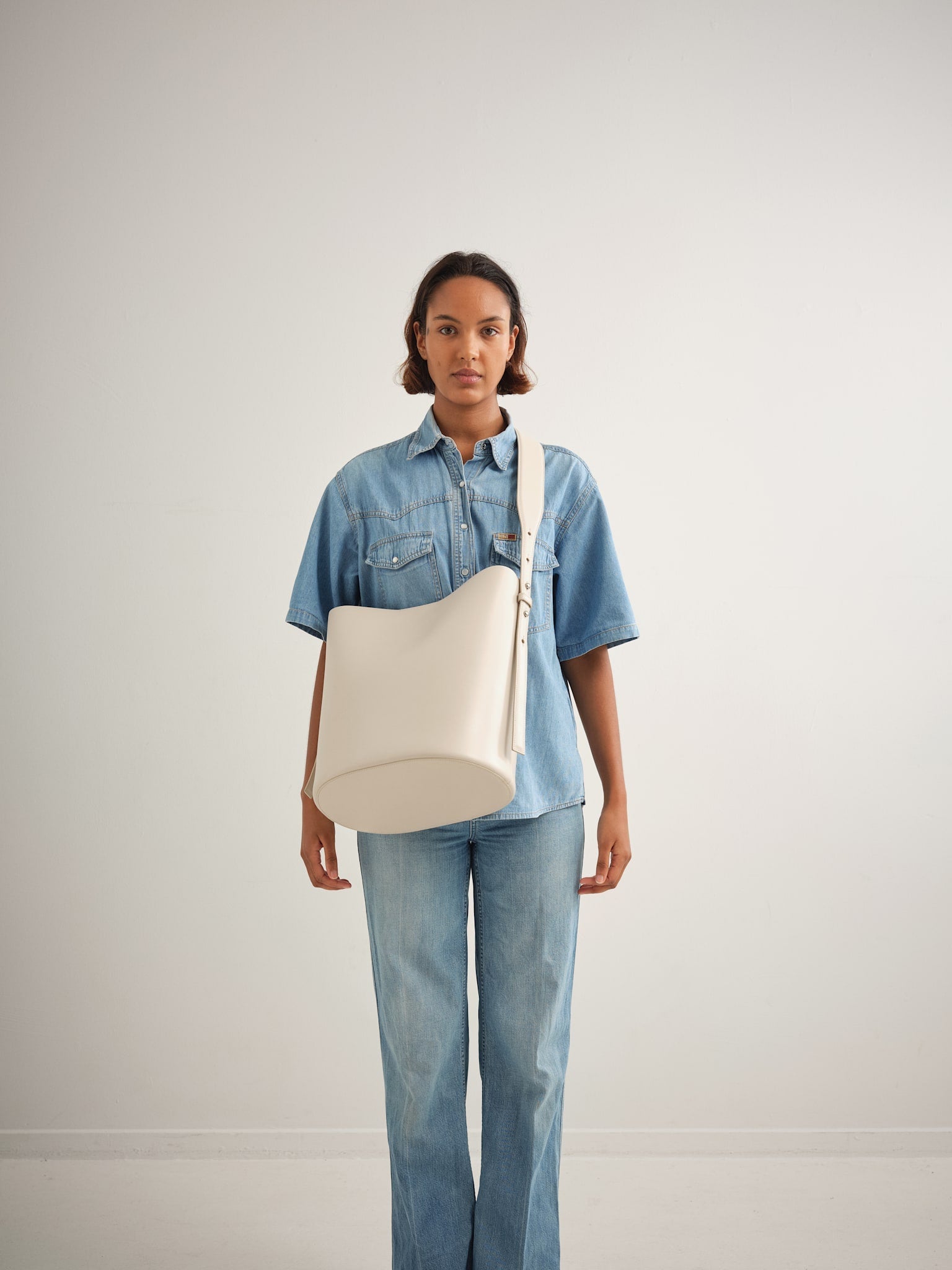 LEO BUCKET BAG - CEMENT VITELLO