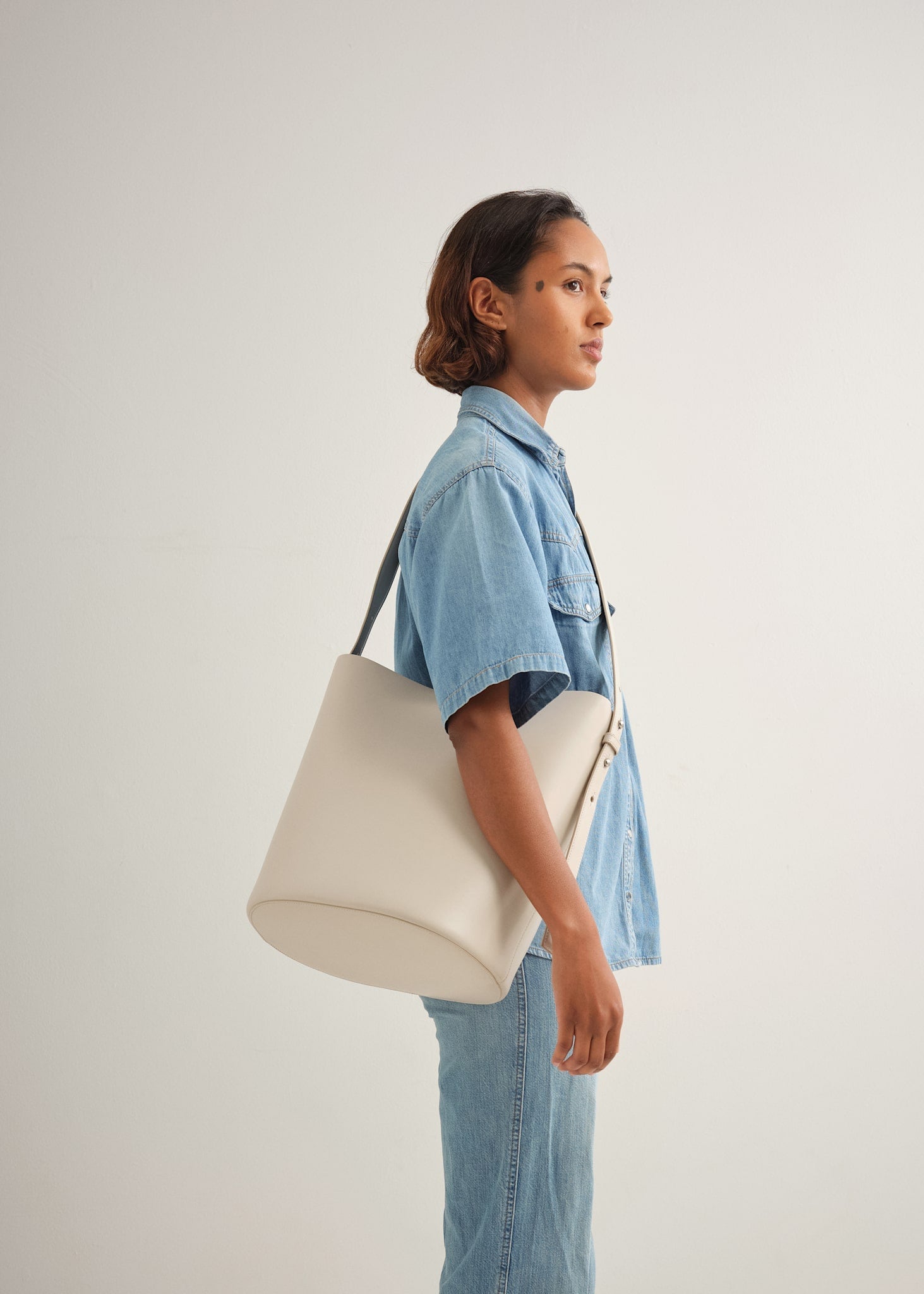 LEO BUCKET BAG - CEMENT VITELLO
