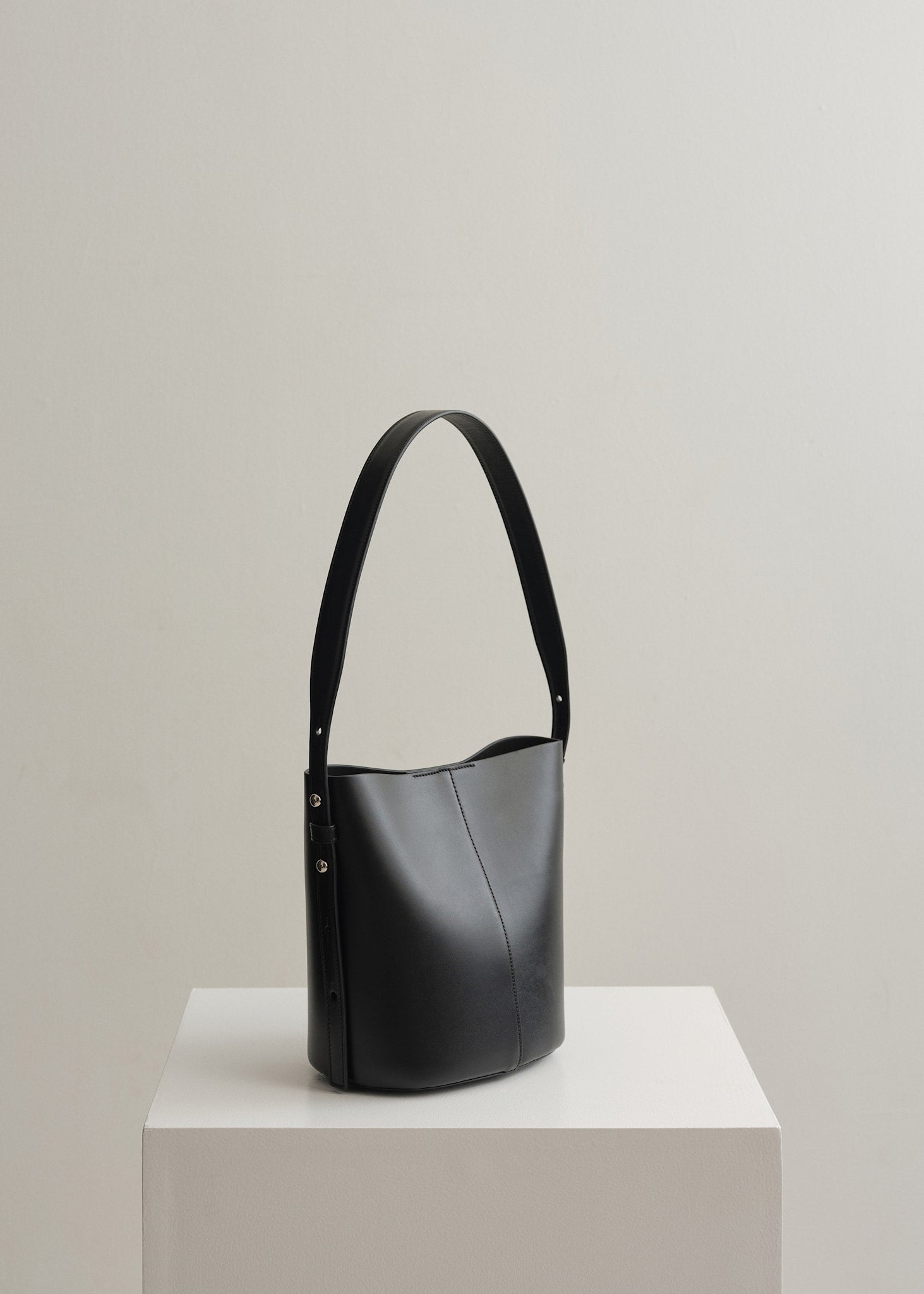 LITTLE LEO BUCKET BAG - BLACK VITELLO