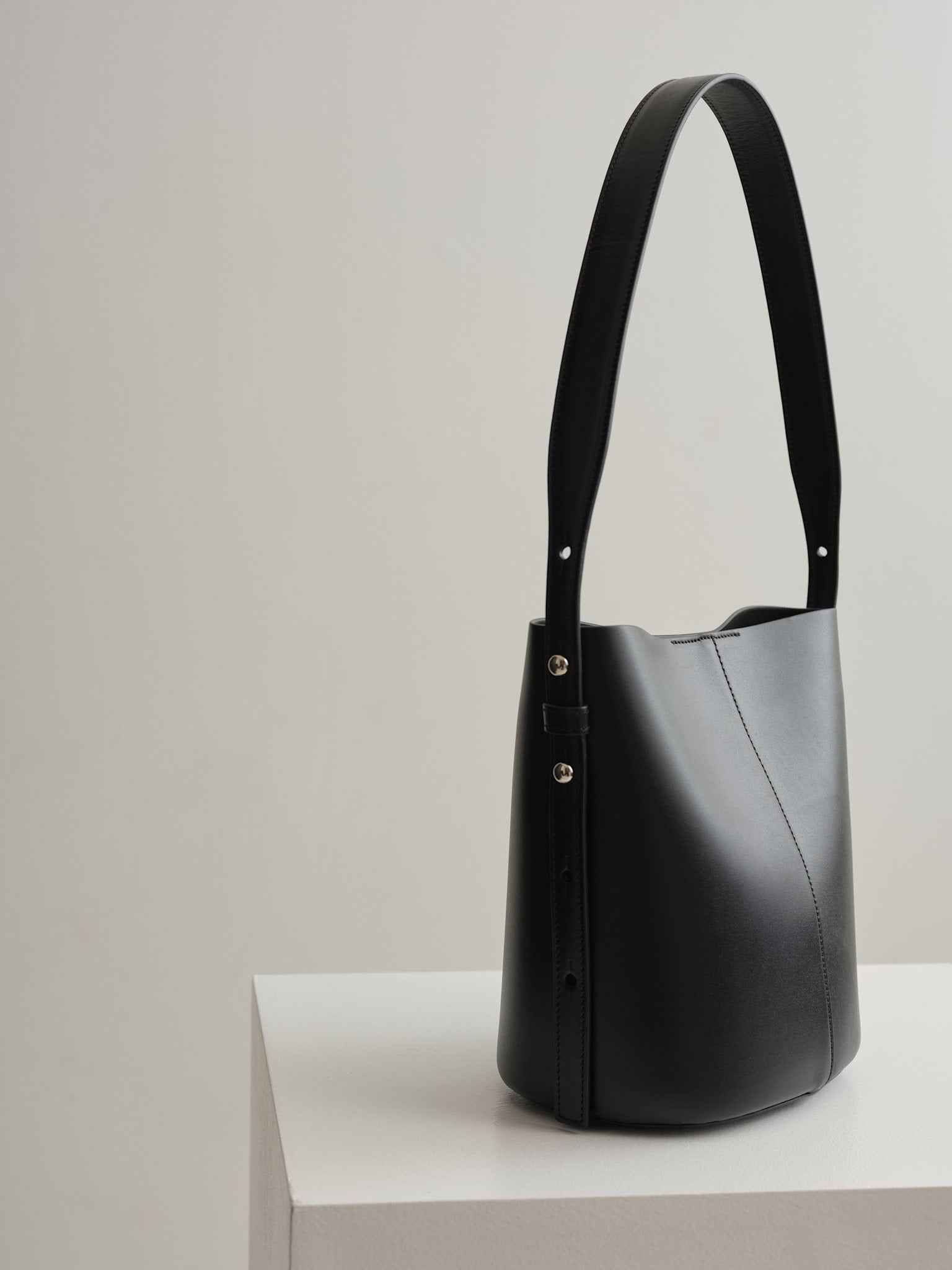 LITTLE LEO BUCKET BAG - BLACK VITELLO
