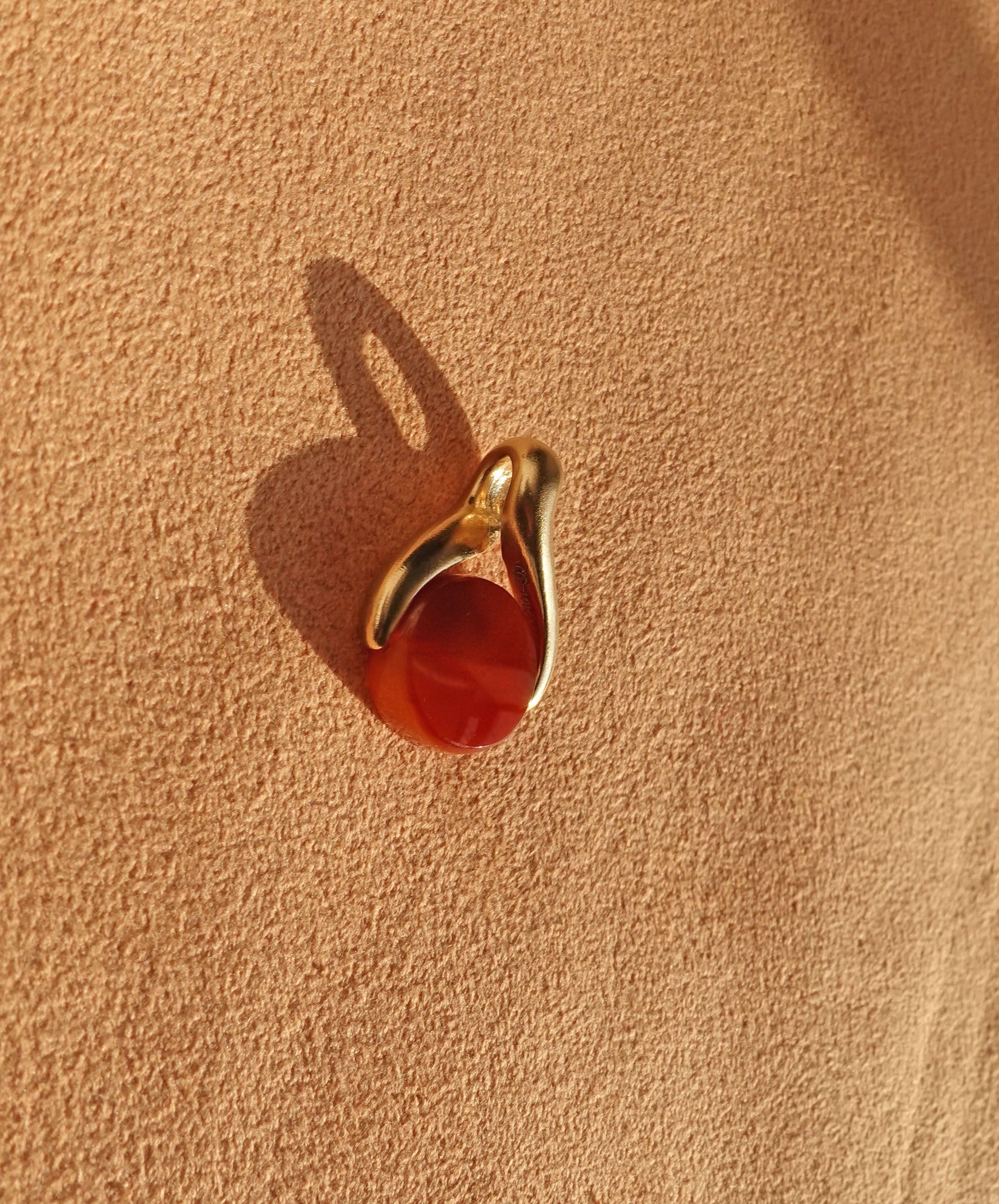 The Wishbone / Solid Gold + Carnelian